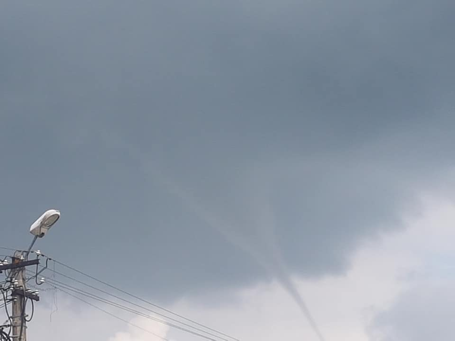 Imagini inedite cu o tornadă în formare, surprinse în județul Brașov