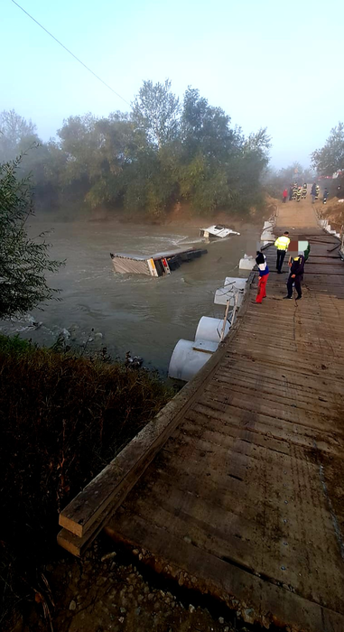 Un tir încărcat cu sticlă s-a răsturnat în apele râului Ialomița. Cum a fost găsit șoferul mastodontului înmatriculat în Ucraina | FOTO