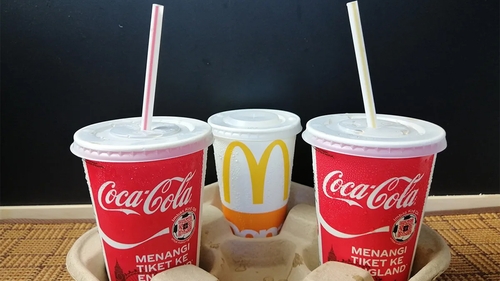 Ce bei, de fapt, când consumi o Coca-Cola la pahar de plastic, de la McDonald's România. Motivul pentru care gustul e ciudat