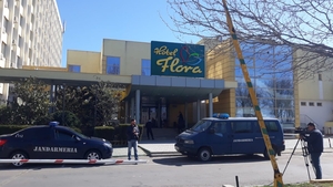 În carantină, ca în vacanță! Ce se întâmplă la hotelul Flora din Mamaia? Cei aflați în izolare se plimbă pe malul mării