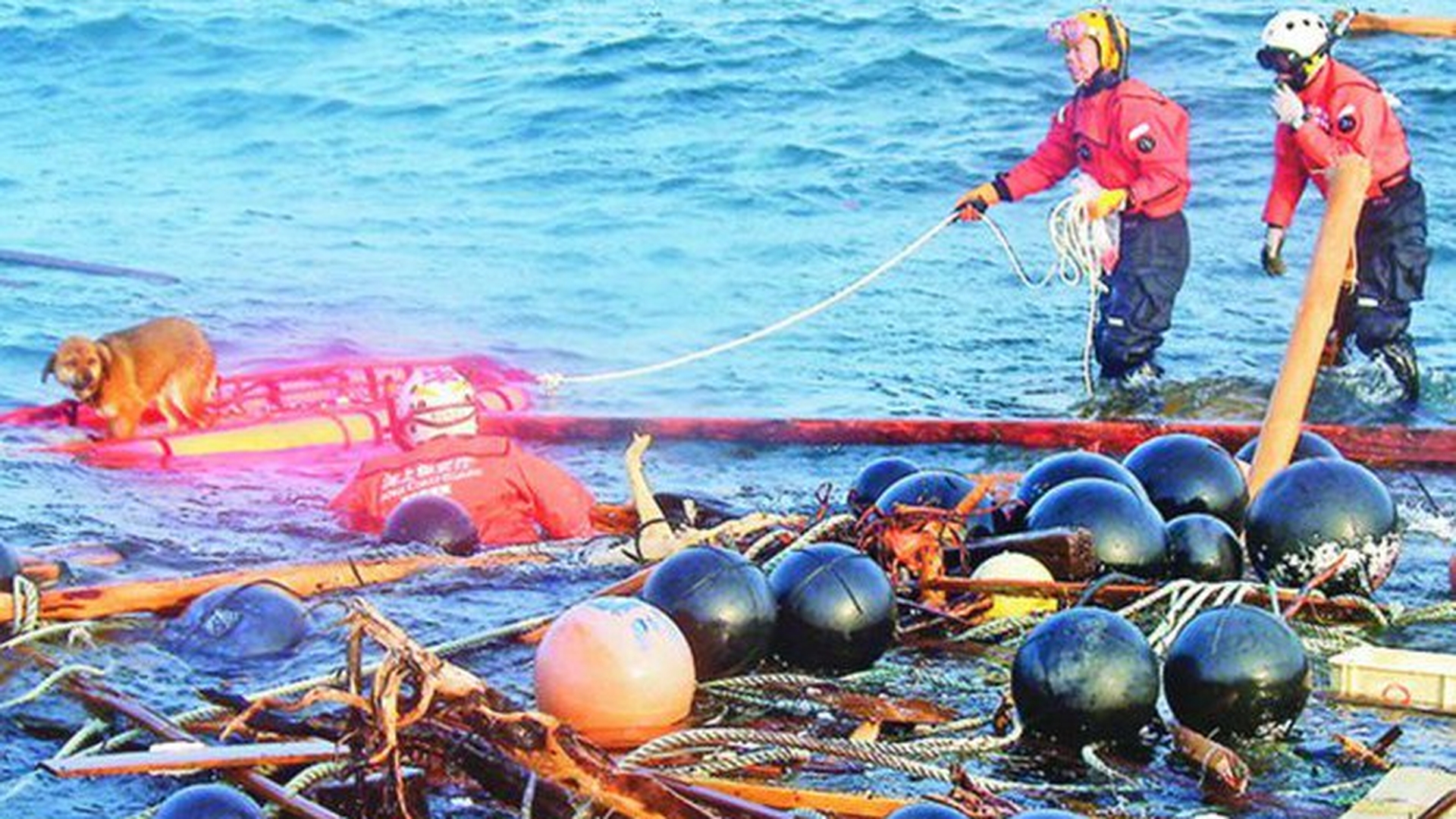 A plutit 3 saptamani in deriva pe ocean