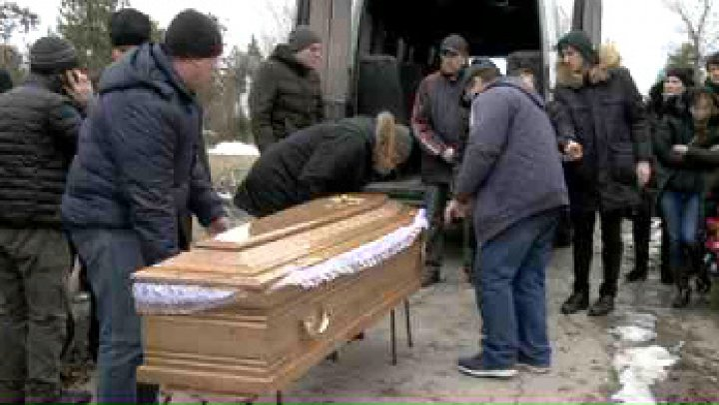 Primele imagini de la înmormântarea Anastasiei Cecati! Rudele și prietenii, împietriți de durere