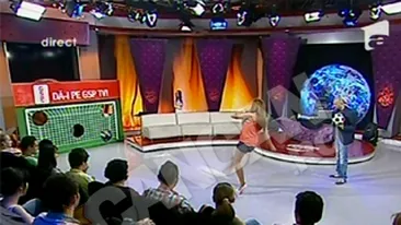 Bianca vrea sa il copieze pe Adrian Cristea! Invata sa joace fotbal!