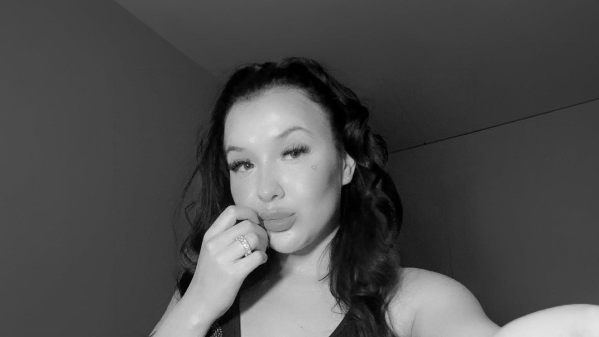 Tragedie în mediul online. O influenceriță de 23 de ani a murit după un incident transmis live
