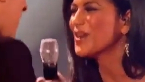 Obligaţi să-şi cânte duetul la un singur microfon! Nicole Scherzinger şi Jahmene au trecut printr-un moment penibil la X Factor!