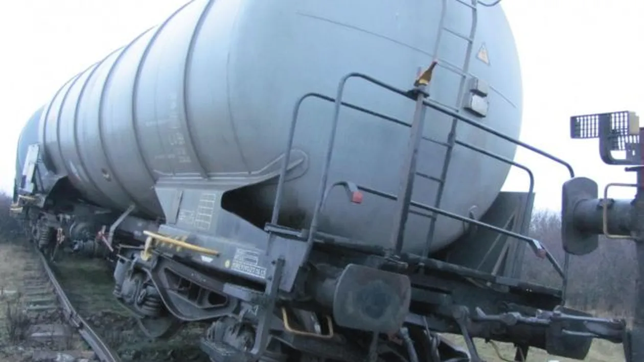 Vagonul unui tren încărcat cu substanțe periculoase a deraiat în Caraș-Severin