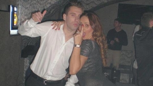 “Blonda lui Iri” a trecut din jacuzzi pe terenul de fotbal. Flore s-a cuplat cu un dinamovist care se pregatea de insuratoare