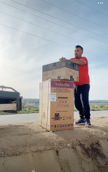 După ce l-a umilit pe Dorian Popa pentru 2 pizza, Adelin Petrișor a primit două colete de la Pescobar. Ce se afla în ele