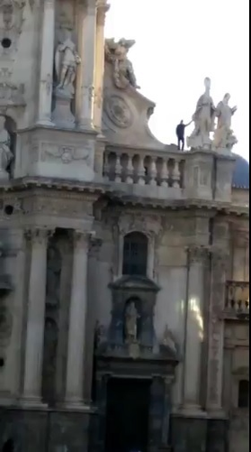 Bărbatul a ameninţat că se aruncă în gol dacă nu primeşte 3000 de euro şi un sandviş!
