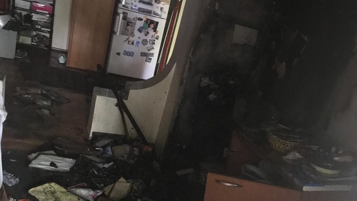 Incendiu violent într-un bloc din Giurgiu. Au fost evacuate 12 persoane. Patru adulți și un copil au avut nevoie de îngrijiri medicale