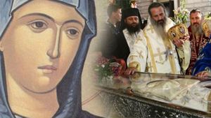 Mare sarbatoare astazi la crestini! Sfanta Cuvioasa Parascheva este ocrotitoarea romanilor. Sute de mii de oameni vin sa-i atinga