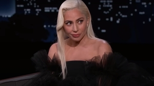 Lady Gaga a purtat o ținută uluitoare pe covorul roșu! Hainele futuriste cu piese de mașină care au atras toate privirile