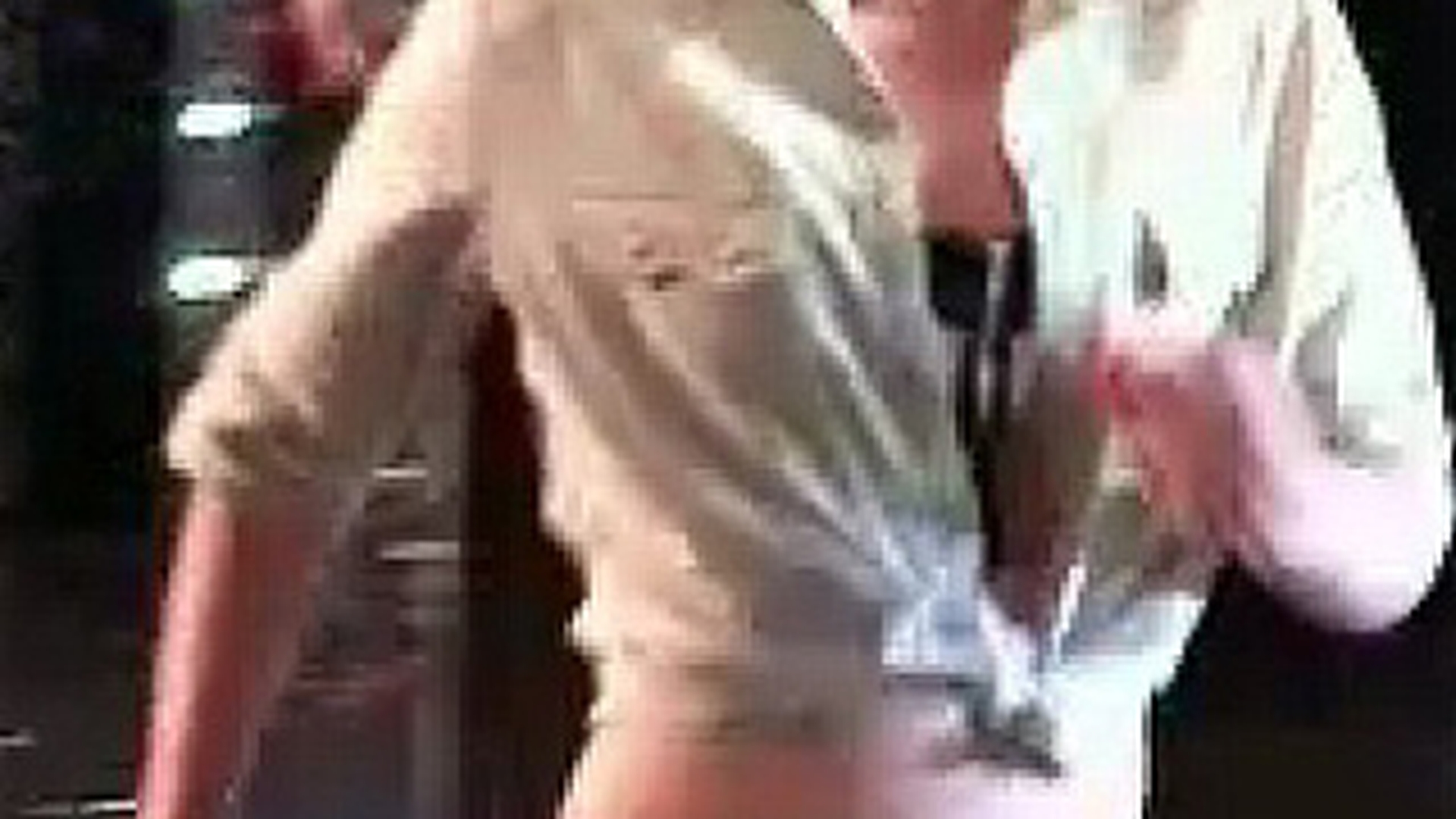 Video demential! O cretina a facut scandal monstru la X Factor: I-a injurat in ultimul hal pe jurati si a vrut sa sara la bataie - Daca era Cheloo acolo, ar fi facut un album intreg cu injuraturile ei!