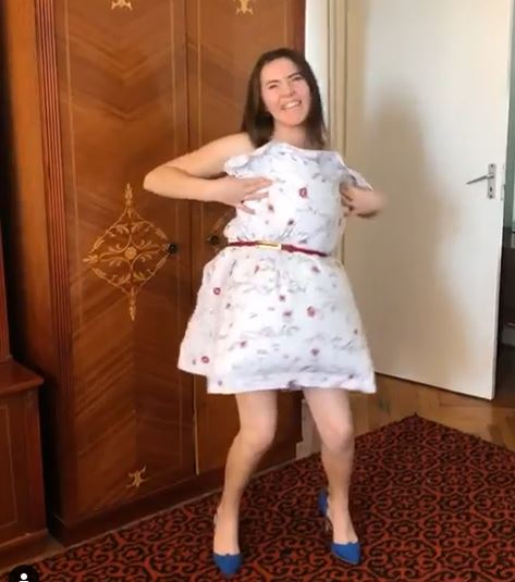Vulpița de la Acces Direct a acceptat provocarea cu perna! S-a dezlănțuit pe muzica lui Beyonce împreună cu soțul ei! Viorel Stegaru a dansat și el pe tocuri