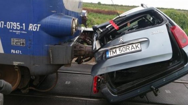 O şoferiţă a scăpat cu viaţă după ce autoturismul ei a fost lovit în plin de un tren! E incredibil ce a salvat-o pe femeie