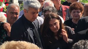 A purtat la priveghi o şapcă cu… desfăcător de bere! A stârnit râsete, în timp ce DD îşi plângea tatăl!
