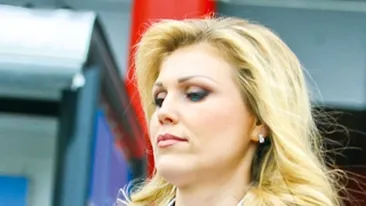 Cristina Rus a ascultat, in sfarsit, sfaturile stilistilor: a inlocuit cocul batranesc cu bucle naturale! Ce zici, ii sta mai bine?