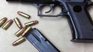 Adolescent de 16 ani impuscat in picior cu un pistol cu bile, in urma unui scandal