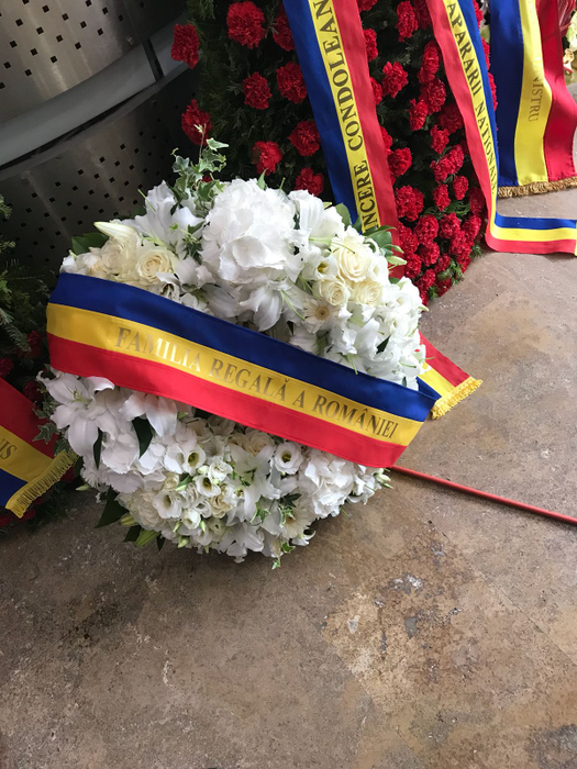 Coroana funerară din partea Casei Regale