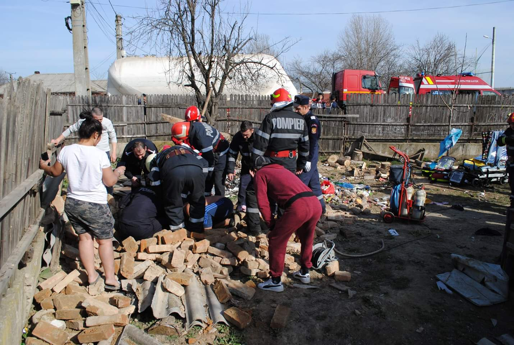 Copilul căzut în fosa septică a fost salvat