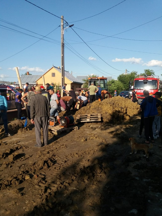 Trei muncitori care lucrau la sistemul de canalizare, prinși sub un mal de pământ