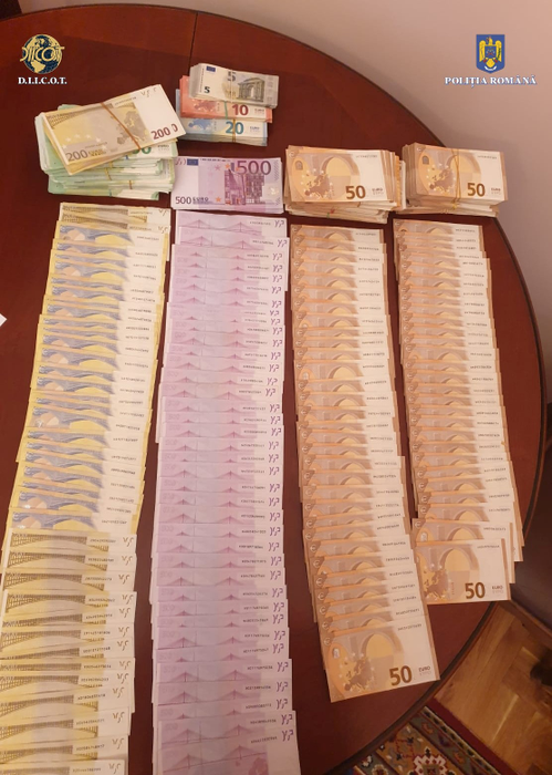 O sumă importantă de bani a fost ridicată în urma perchezițiilor