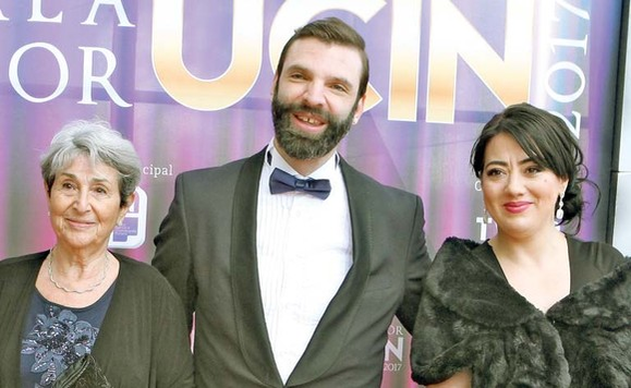 Kim cu mama sa (stânga) și încă soția lui