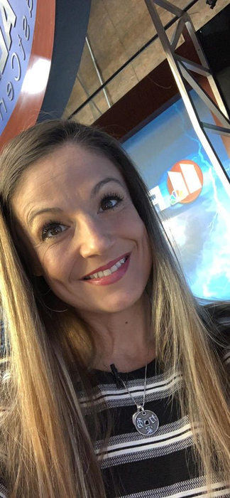 Prezentatoarea Kelly Plasker, destin tras la indigo cu cel al fiului ei. S-a sinucis după decesul băiatului de 19 ani și a lăsat un mesaj de adio sfâșietor: “Creierul meu e distrus și…”