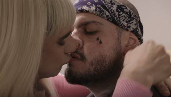 Imagini explozive: BRomania, filmat în timp ce se săruta cu un bărbat pe gură