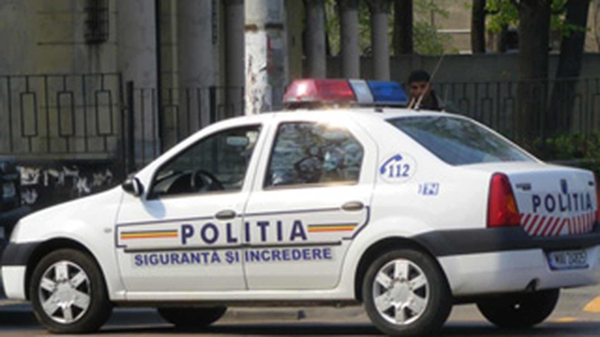 Un recidivist i-a rupt piciorul unui politist