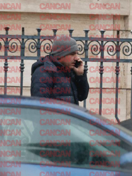 Mihai Naboiu vorbește la telefon, la sediul Anticorupție. Sursă: CANCAN.RO