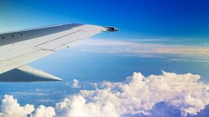 Companiile aeriene anunță scumpiri majore pentru biletele de avion! Se vor mări preţurile cu 50%, pentru a implementa măsurile de distanţare socială