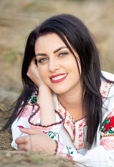 Daniela Cușnir, condusă pe ultimul drum cu lacrimi și cântece de jale. Întrebarea cutremurătoare repetată de mama regretatei cântărețe lângă sicriu | FOTO