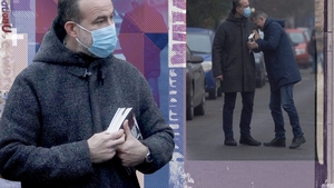 Șerban Pavlu a ieșit din "Umbre"! Cunoscutul actor român a apărut în cartierul Primăverii și a fost nedezlipit de cărțile sale.