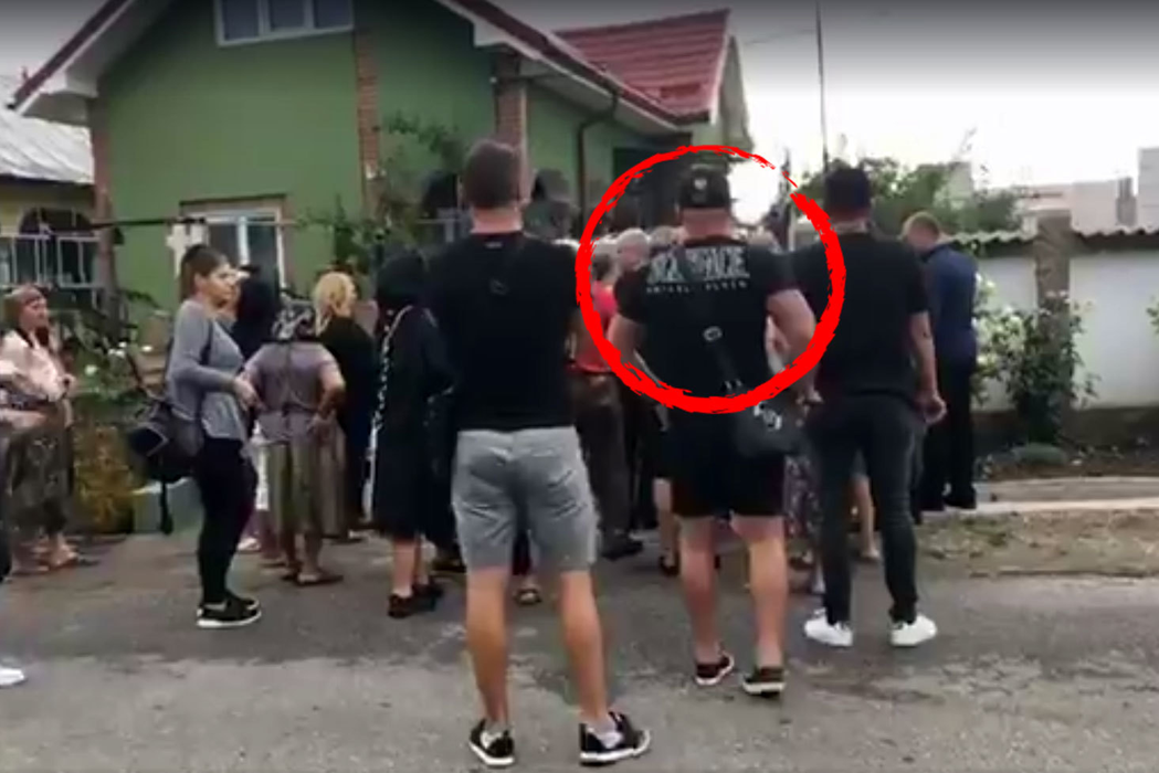 Iubitul Denisei este distrus de durere, dar a găsit puterea să îl ajute pe tatăl cântăreţei