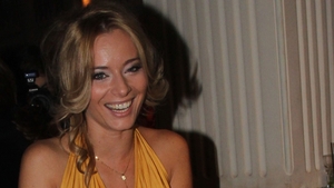 Laura Cosoi, in cea mai sexy rochie, fara sutien sau chilotei! Iubitul nu s-a mai putut abtine si a luat-o in brate in club