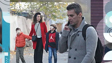 Mircea Badea cu discuțiile, iar Carmen Brumă cu copilul! Prezentatorul TV e „absorbit” de telefon chiar și-n timpul liber