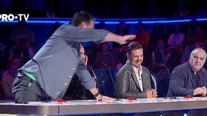 Românii au talent. Andi Moisescu a acordat primul Golden Buzz! Povestea tristă a spălătorului de vase trecut prin orfelinate
