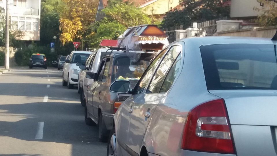 VIDEO / Scene care le-au dat fiori! Un bărbat a pus sicriul cu fratele mort pe plafonul maşinii şi a mers aşa pe străzi! Cum s-a încheiat plimbarea macabră