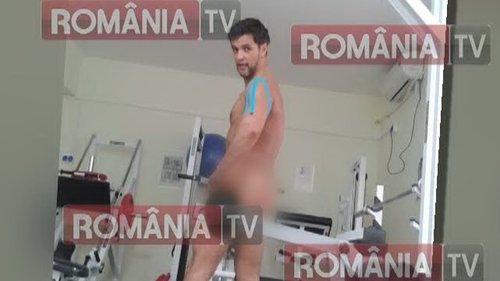 Gestul incredibil facut de un sef de penitenciar din Vaslui! Fericit ca a fost avansat, politistul si-a dat chilotii jos!