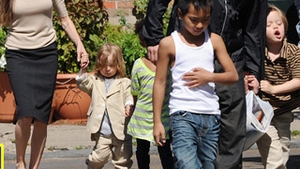 Angelina si Brad Pitt si-au scapat copiii de sub control! Se tin numai de nazdravanii si-i terorizeaza pe angajatii parintilor!