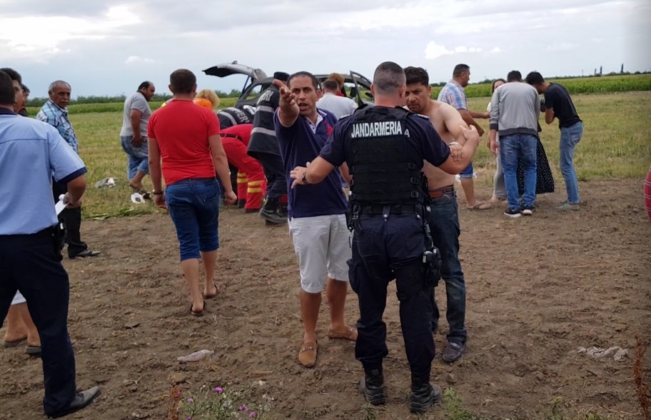 Aproximativ 20 de rude ale bărbatului rănit în accident au tăbărât pe jurnalist