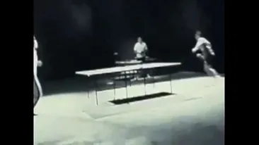 Bruce Lee joaca ping pong si aprinde bete de chibrit cu un nunceag