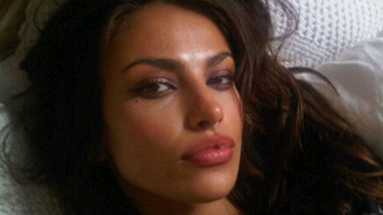 Madalina Ghenea, inconjurata de barbati! Iata ce i-a pus sa faca si cum au zis! Vezi VIDEO-ul care circula pe net de putin timp