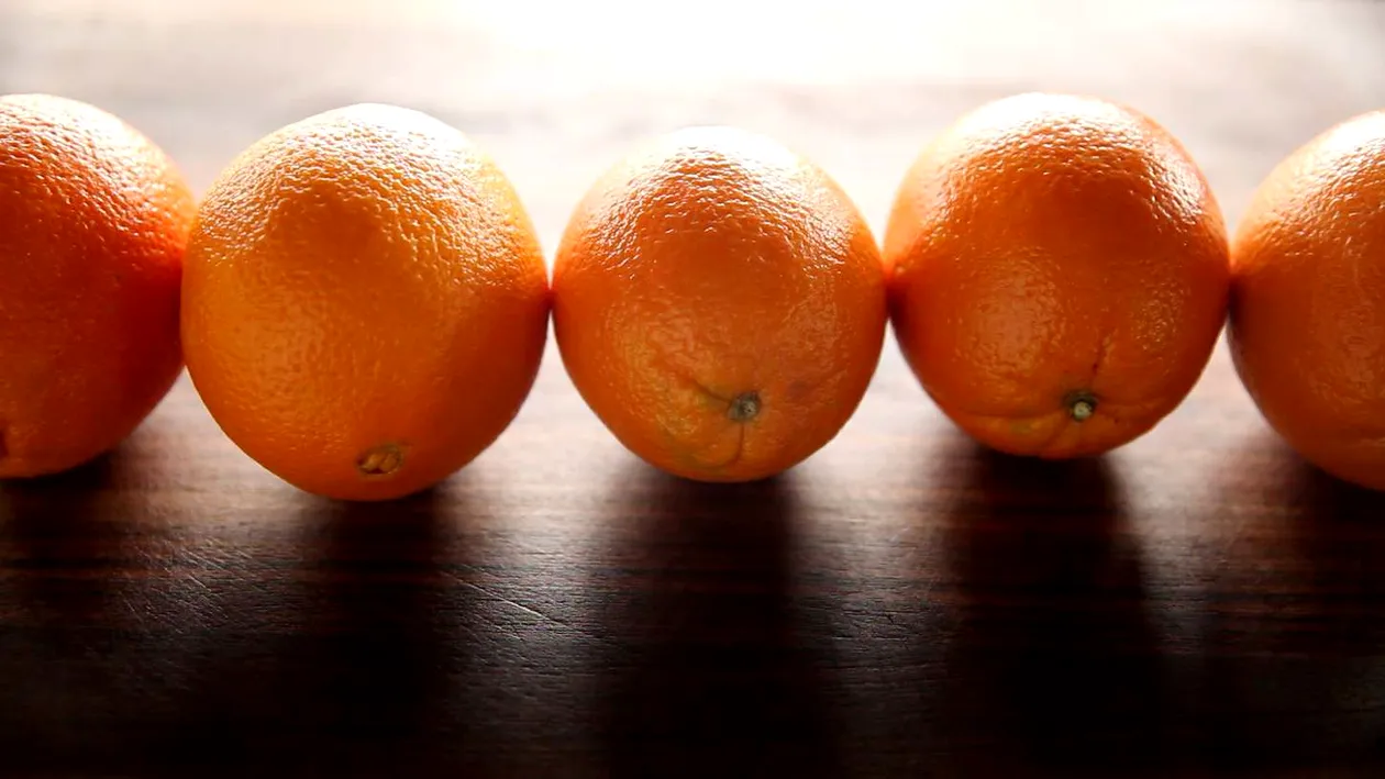 Beneficiile sucului de portocale. Previne pietrele la rinichi, ajută circulaţia, face pielea strălucitoare şi...