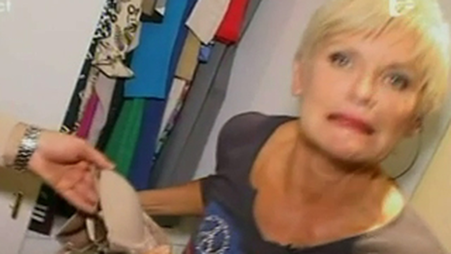 Monica Tatoiu este blamata pentru ca si-a aratat lenjeria la TV: "Vedem zeci de chiloti peste tot. Cei cu virtute nu au voie sa vorbeasca despre aceste lucruri tabu?"