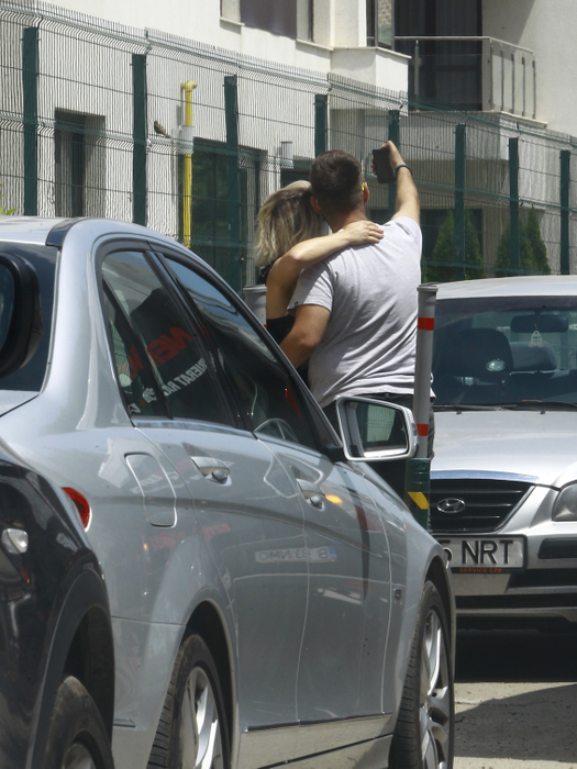 Gina Pistol şi-a făcut un selfie cu un curier care i-a adus un pachet
