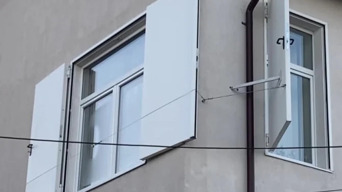 Imaginile anului 2023! O școală din România are montate uși la ferestre, în loc de obloane