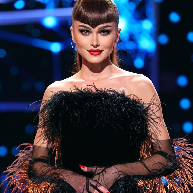 Theo Rose, în postura de prezentator TV/ Sursă foto: Instagram.com