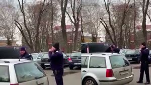 A fost lovit de un jandarm! Motivul: l-a întrebat de ce nu poartă mască de protecție. „De ce vă puneți masca acum”